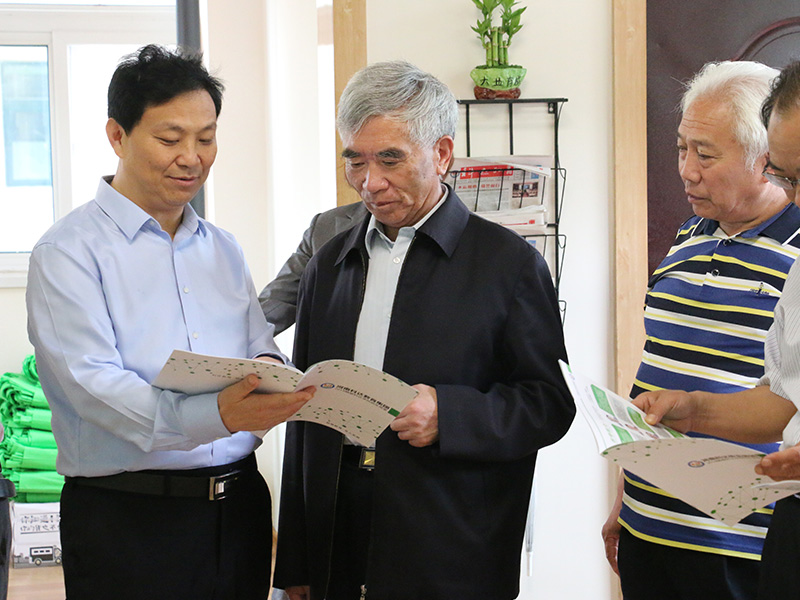 5月25日，北京大學(xué)原副校長(zhǎng)林鈞敬等一行來(lái)到鶴壁科達(dá)學(xué)校指導(dǎo)工作