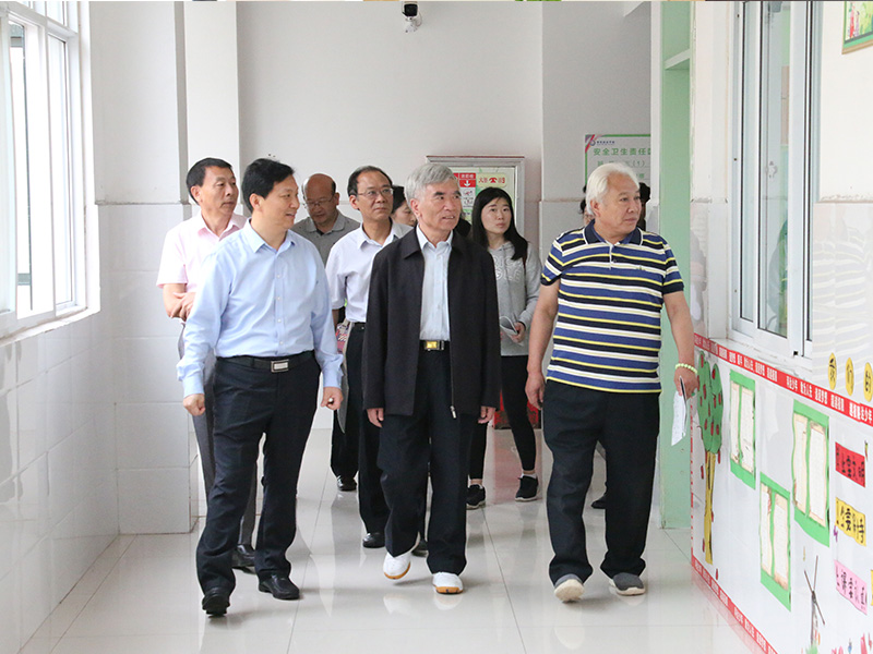 5月25日，北京大學(xué)原副校長(zhǎng)林鈞敬等一行來(lái)到鶴壁科達(dá)學(xué)校指導(dǎo)工作