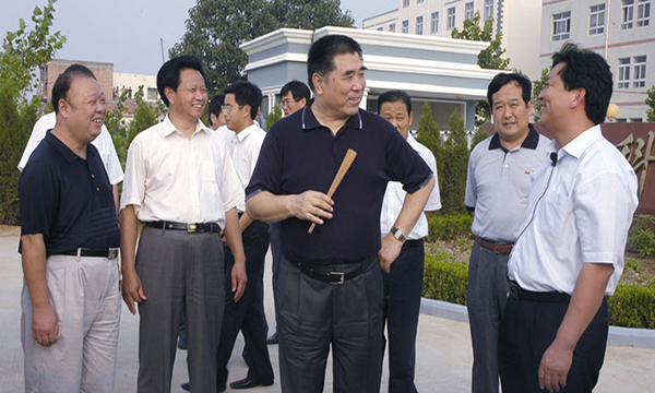 2016原河南省副省長、現(xiàn)河南省民辦教育協(xié)會會長賈連朝（右一）與出席省四屆三次代表大會的科達(dá)代表在一起。