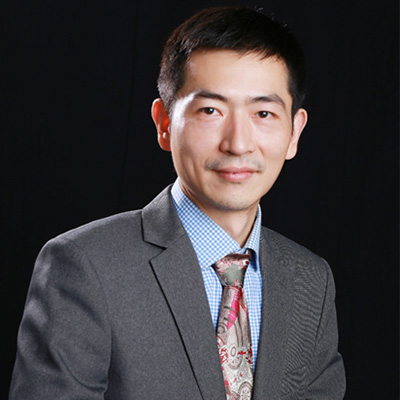 　　馬九克  　　中學物理特級教師，全國優(yōu)秀教師，上海教育年度十大新聞人物。教育部校長培訓中心培訓專家，教育部教育信息化課堂標準制定組專家，華東師大慕課中心兼職教授，華東師大網(wǎng)絡學院特聘專家。