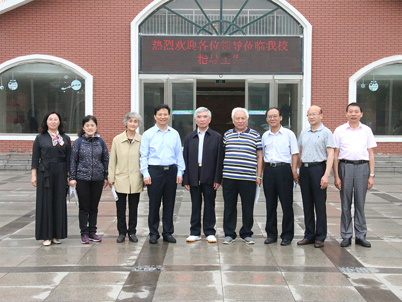 5月25日，北京大學(xué)原副校長(zhǎng)林鈞敬等一行來(lái)到鶴壁科達(dá)學(xué)校指導(dǎo)工作